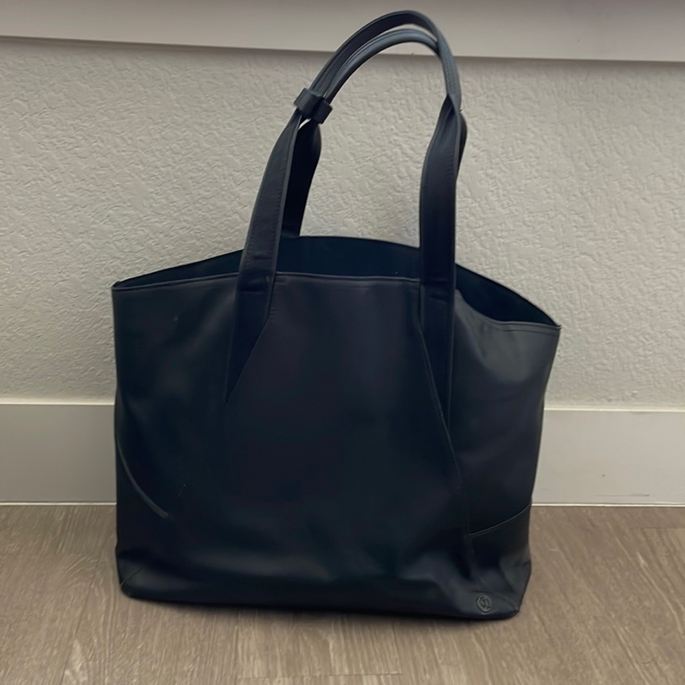 Lululemon tote bag. *no longer made!*